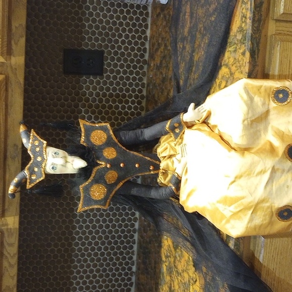 Halloween Witch Of Elegance - Picture 3 of 10